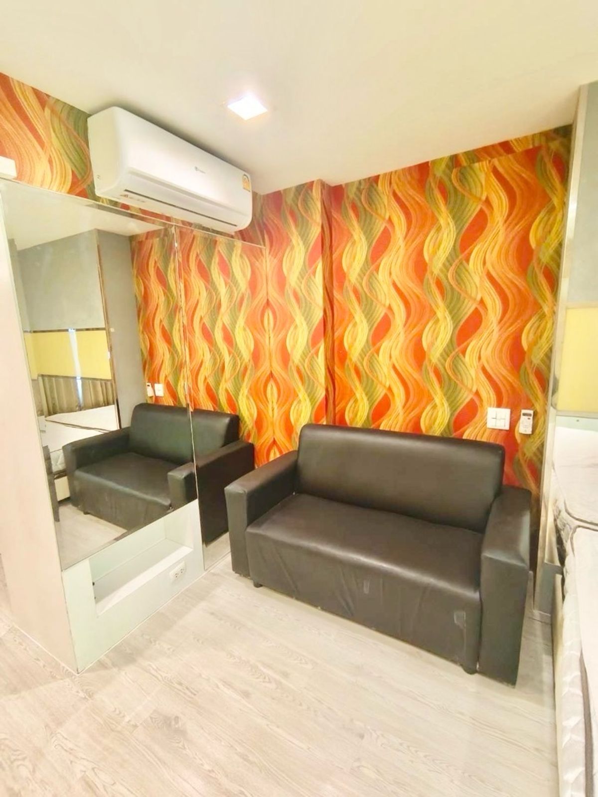 ให้เช่าคอนโดรัชดา ห้วยขวาง : 450 meter MRT ให้เช่า For rent 29 Sqm 11,000 floor 3