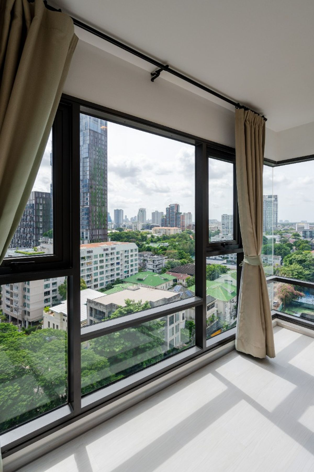 ขายคอนโดสุขุมวิท อโศก ทองหล่อ : Rhythm Sukhumvit 36-38 2 ห้องนอน ตกแต่งใหม่กริ๊บๆ ใกล้ BTS ราคาอย่างอึ๊ง ขายราคา 7.9 MB. สนใจติดต่อ 092-6905445