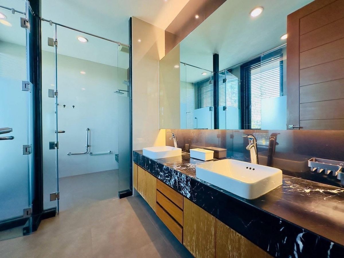 For SaleHouseSeri Thai, Ramkhamhaeng Nida : Selling a 2 -story luxury house with a private pool 📍 Nawathani Village, Serithai Road 59 💚 surrounded by large trees and over 400 rai of green areas of the Golf Course - Good weather all year round, shady, peaceful, private.