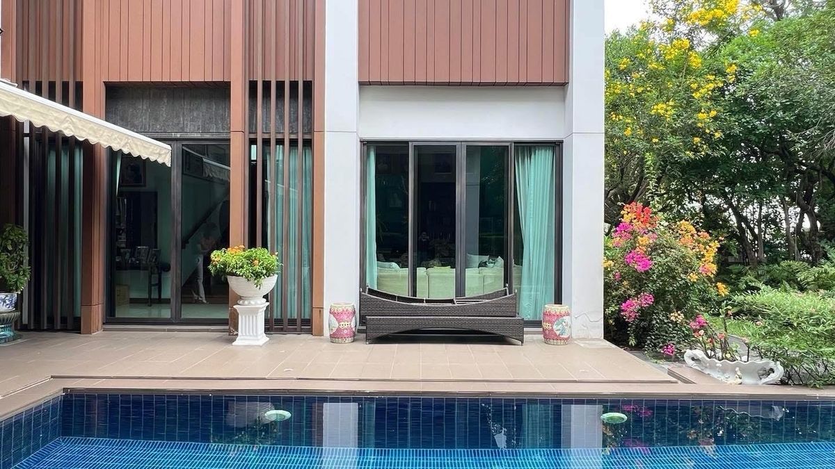 For SaleHouseSeri Thai, Ramkhamhaeng Nida : Selling a 2 -story luxury house with a private pool 📍 Nawathani Village, Serithai Road 59 💚 surrounded by large trees and over 400 rai of green areas of the Golf Course - Good weather all year round, shady, peaceful, private.