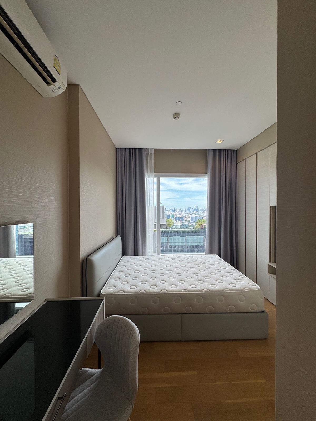 ให้เช่าคอนโดลาดพร้าว เซ็นทรัลลาดพร้าว : Rent The saint Residences 1 bedroom 1 bathroom 35 Sqm. ห้องสวย เฟอร์นิเจอร์ครบ พร้อมเข้าอยู่ ใกล้ MRT พหลโยธิน 