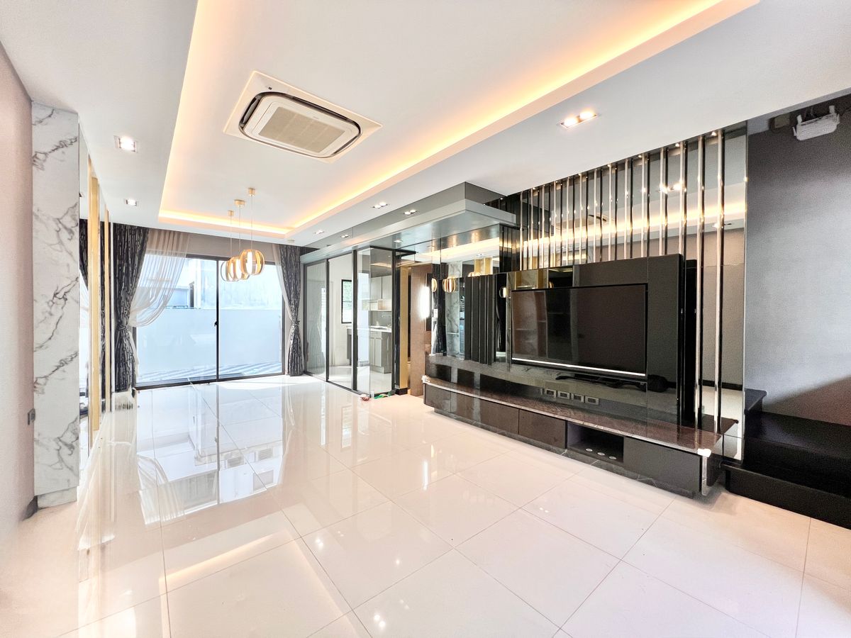 ขายโฮมออฟฟิศเกษตร นวมินทร์ ลาดปลาเค้า : ขาย Landmark เอกมัย-อินทรา Townhome 3 ชั้น ถนนสุคนธสวัสดิ์ เลียบด่วนรามอินทรา ตกแต่งสวยงาม เดินทางสะดวก