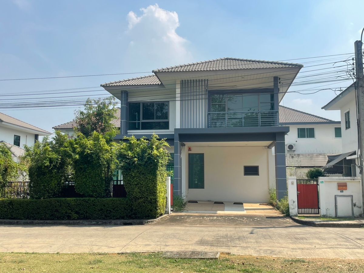 ขายบ้านมีนบุรี-ร่มเกล้า : บ้านเดี่ยวรีโนเวทใหม่ สวยหรู พร้อมอยู่ ตั้งอยู่ในโครงการคุณภาพ “Perfect Place สุวรรณภูมิ 2”  เงียบสงบ เป็นส่วนตัว ตรงข้ามบ้านคือสวนสีเขียวร่มรื่น หันทิศเหนือ ลมโกรกเย็นตลอดปี ให้คุณใช้ชีวิตในแบบที่คู่ควร