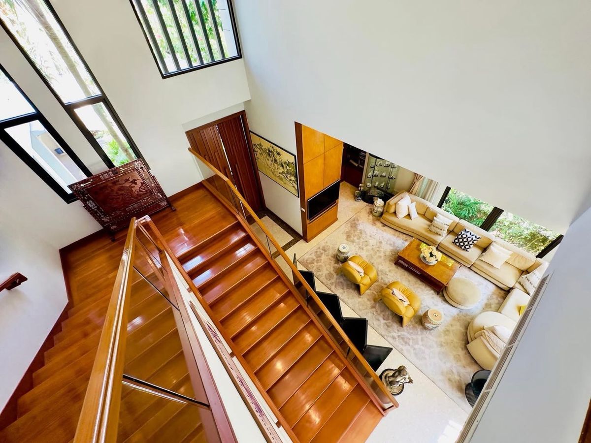 For SaleHouseSeri Thai, Ramkhamhaeng Nida : Selling a 2 -story luxury house with a private pool 📍 Nawathani Village, Serithai Road 59 💚 surrounded by large trees and over 400 rai of green areas of the Golf Course - Good weather all year round, shady, peaceful, private.