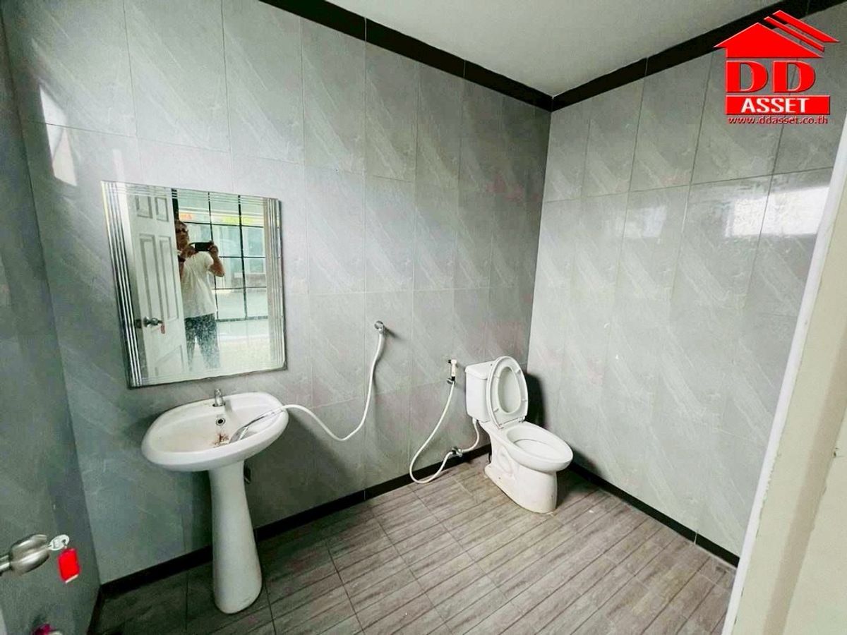 For SaleWarehousePathum Thani,Rangsit, Thammasat : Selling / rental warehouse, Lam Luk Ka Khlong 4, near the ring and the AC market. Property code: F8029