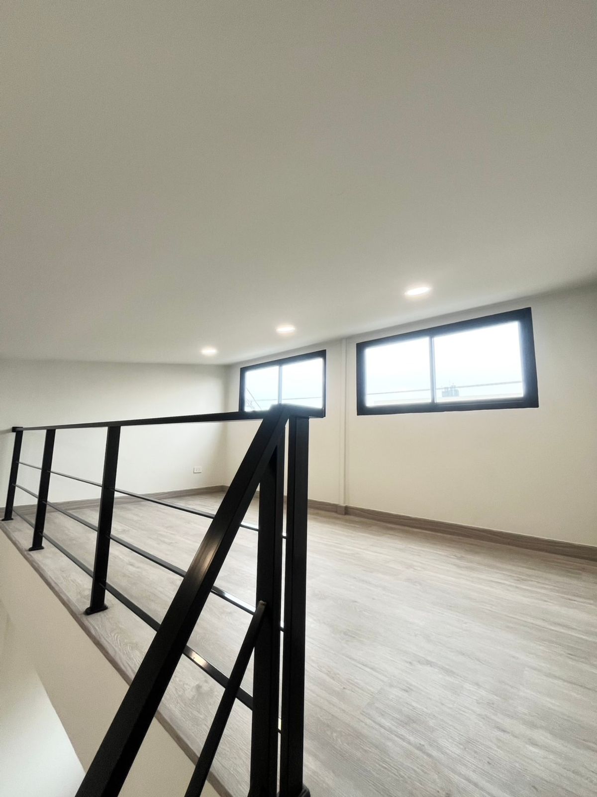 ขายทาวน์โฮมอ่อนนุช อุดมสุข : Modern townhouse Newly Renovated Near BTS Punnawithi and Suan Luang