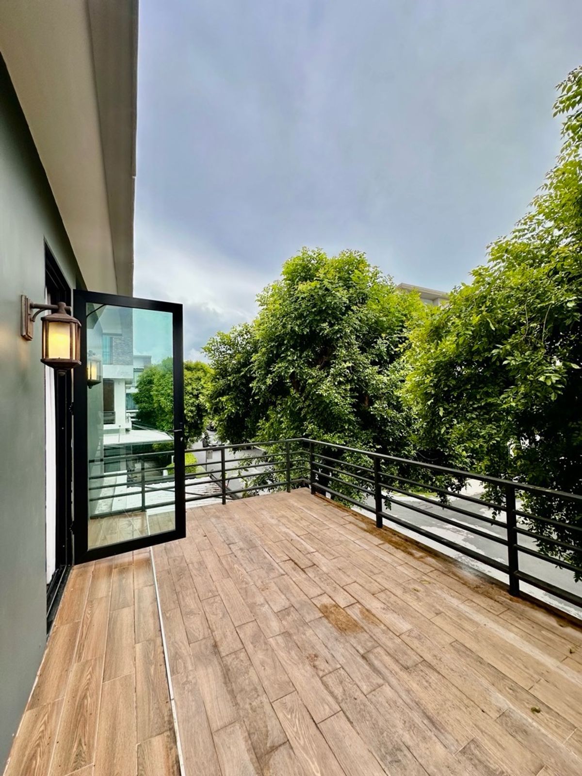 ขายบ้านเลียบทางด่วนรามอินทรา : หลังมุม แปลงใหญ่ หน้าบ้านทิศเหนือ  บิ้วอินท์ทั้งหลัง ลด 4  ล้าน เหลือเพียง 14.5 ล้าน