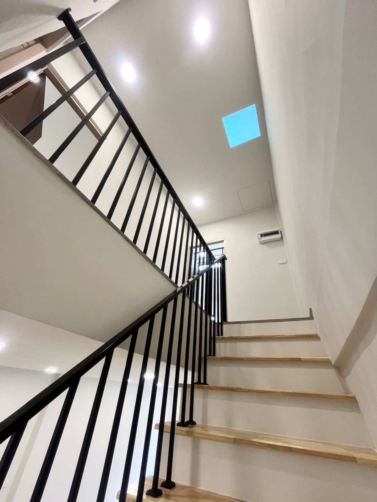 ขายทาวน์โฮมอ่อนนุช อุดมสุข : Modern townhouse Newly Renovated Near BTS Punnawithi and Suan Luang