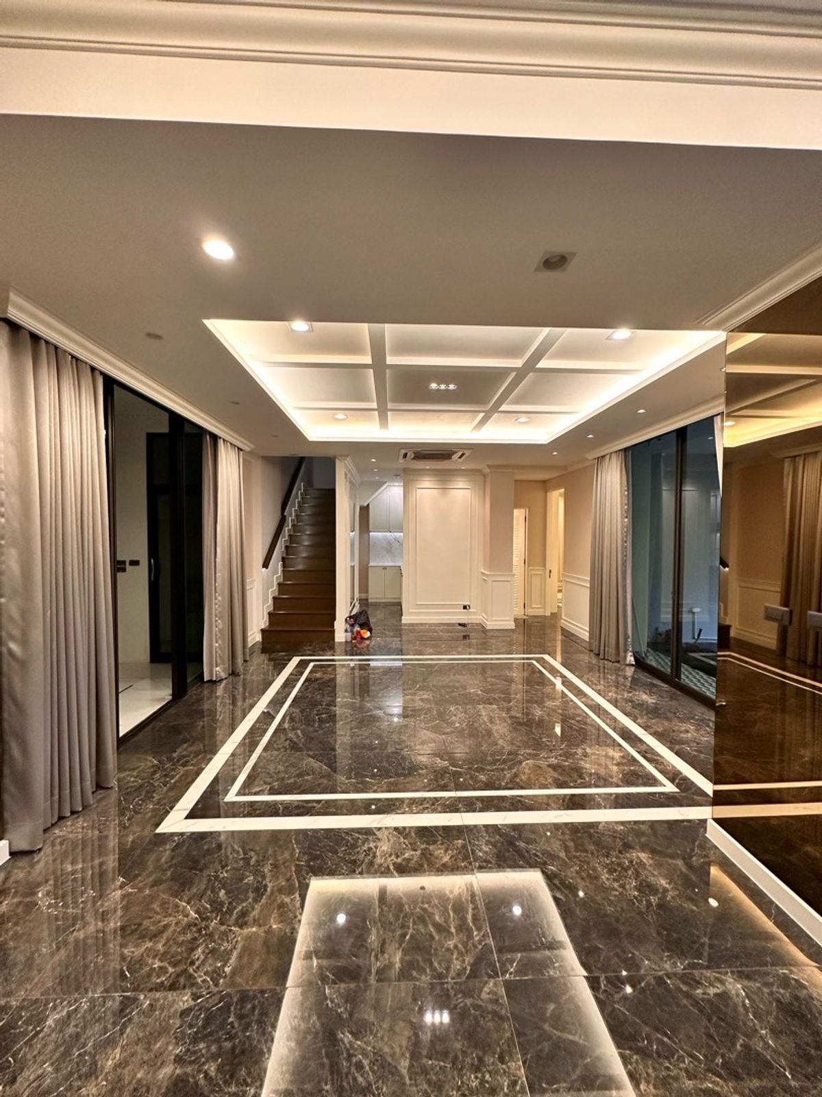 ขายบ้านเลียบทางด่วนรามอินทรา : หลังมุม แปลงใหญ่ หน้าบ้านทิศเหนือ  บิ้วอินท์ทั้งหลัง ลด 4  ล้าน เหลือเพียง 14.5 ล้าน