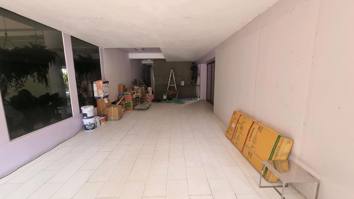 For RentRetail SpaceSukhumvit, Asoke, Thonglor : Retail Space for Rent in Phrom Phong 70 sqm.Prime Location | Ground Floor of a Beautiful Building | No Restaurants Allowed