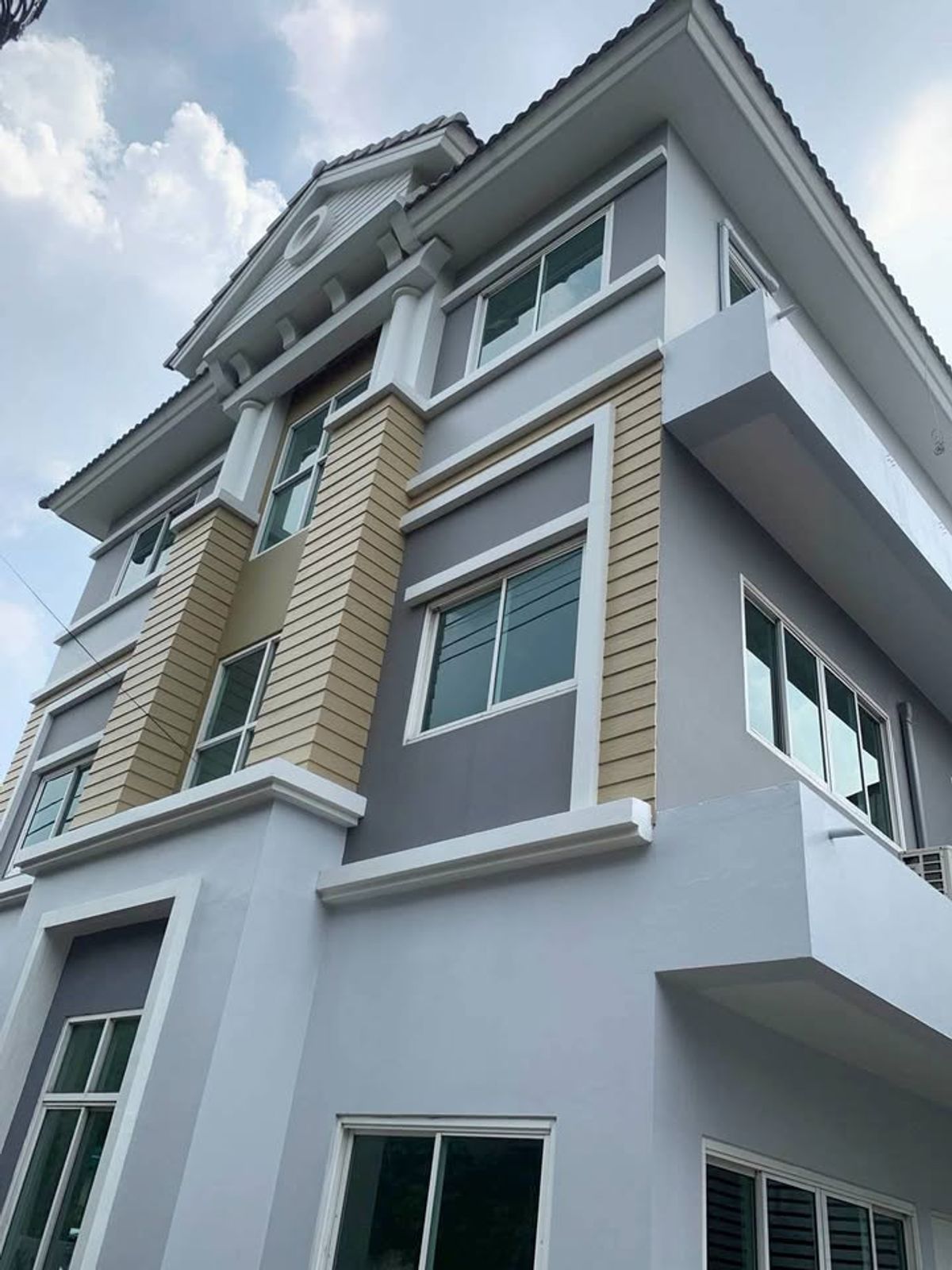 ขายบ้านลาดพร้าว101 แฮปปี้แลนด์ : ขายทาวน์โฮม 3 ชั้น หลังมุม ( ถนนเมน ) เนื้อที่ 42.2 ตรว. ถนนโพธิ์แก้ว แขวงคลองจั่น  เขตบางกะปิ จังหวัดกรุงเทพ