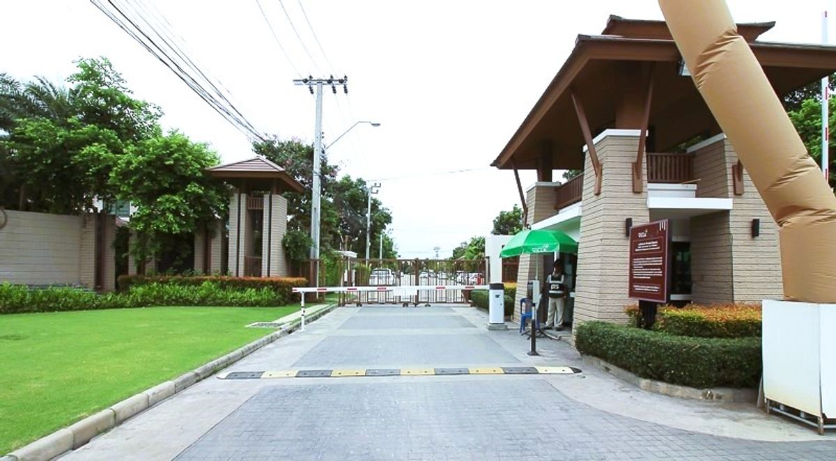 ขายทาวน์โฮมพัฒนาการ ศรีนครินทร์ : KT364 ขายทาวน์โฮม 2 ชั้นหมู่บ้านพฤกษาวิลล์ 57 หมู่บ้านน่าอยู่ ใกล้ โรงเรียน นานาชาติ บางกอกคริสเตียน Bangkok Christian International School ( BCIS ) ทำเลดี เดินทางสะดวก สามารถเดินทางไป ทางเอกมัย ทองหล่อ เพียง 10 กว่านาทีเลี้ยงสัตว์ได้เหมาะอยู่เป็นครอบครัว
