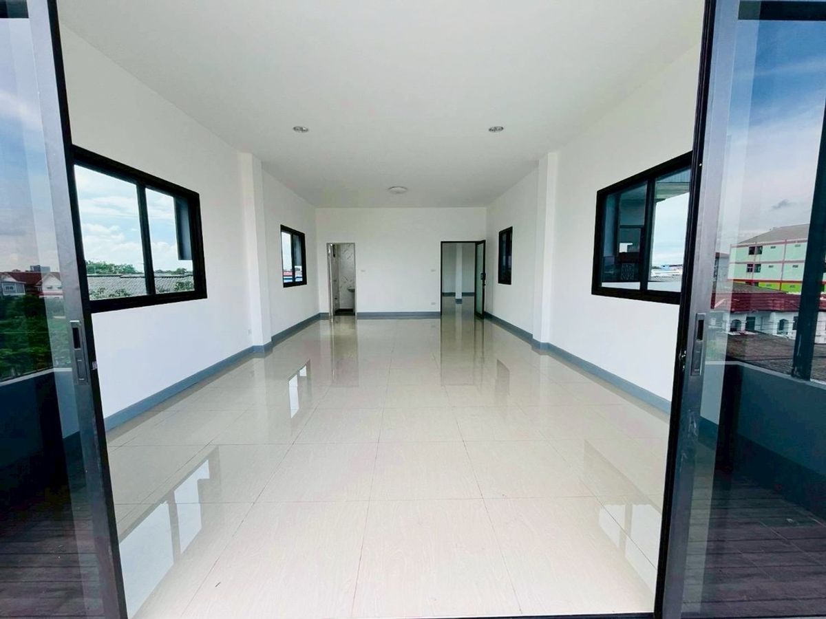 For RentWarehousePathum Thani,Rangsit, Thammasat : For rent/sell warehouse, Lam Luk Ka Khlong 4, near the ring and the AC market. Property code: F8029