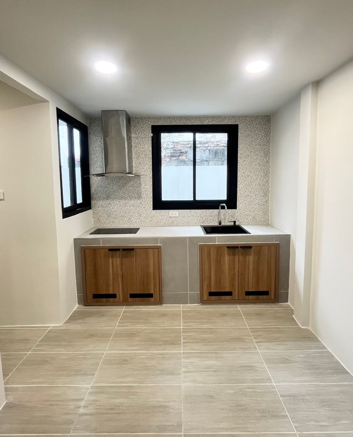 ขายทาวน์โฮมอ่อนนุช อุดมสุข : Modern townhouse Newly Renovated Near BTS Punnawithi and Suan Luang