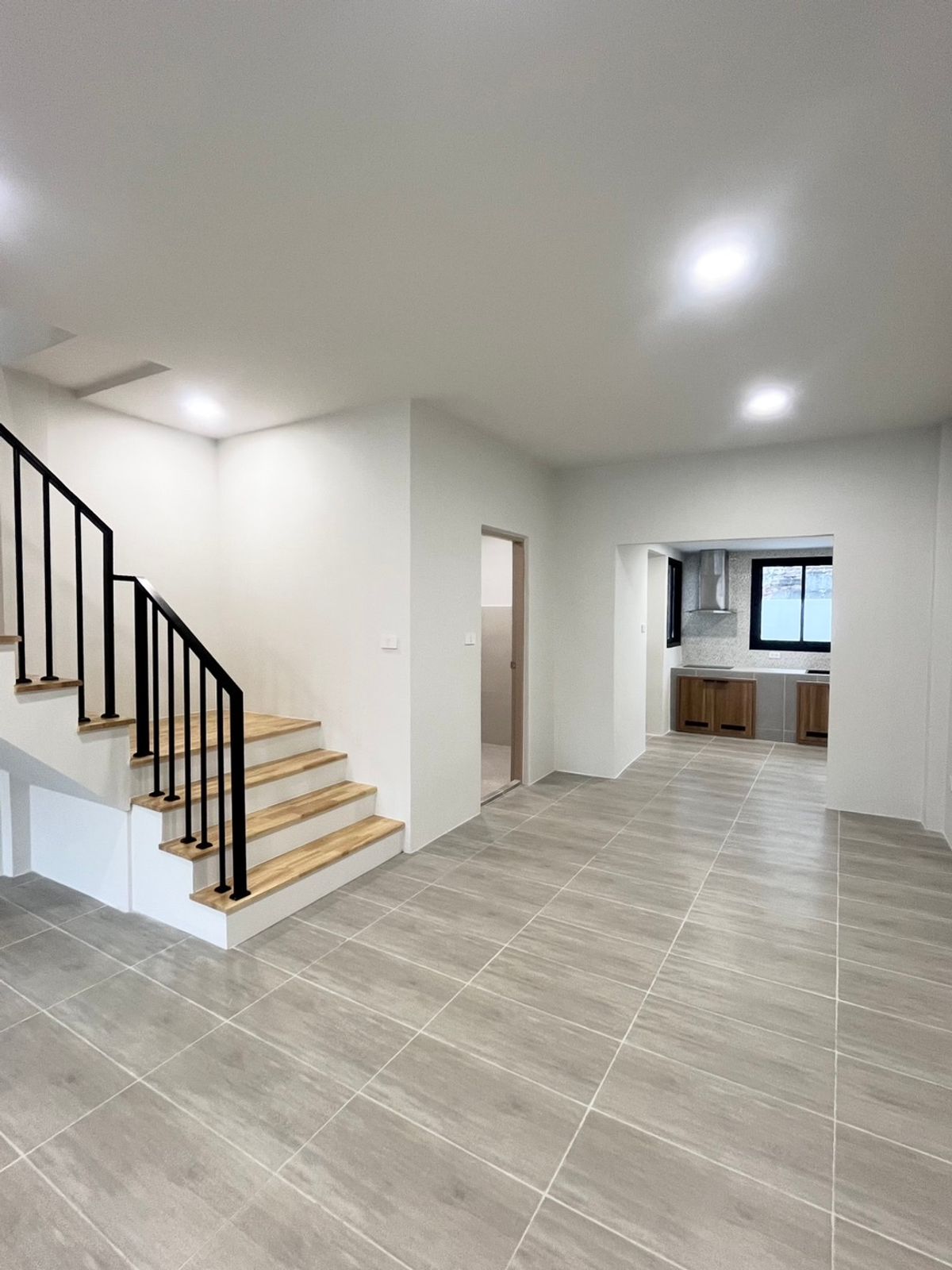 ขายทาวน์โฮมอ่อนนุช อุดมสุข : Modern townhouse Newly Renovated Near BTS Punnawithi and Suan Luang