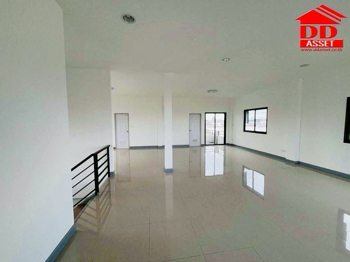 For SaleWarehousePathum Thani,Rangsit, Thammasat : Selling / rental warehouse, Lam Luk Ka Khlong 4, near the ring and the AC market. Property code: F8029