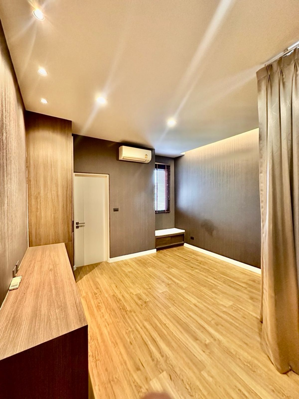 ขายบ้านเลียบทางด่วนรามอินทรา : หลังมุม แปลงใหญ่ หน้าบ้านทิศเหนือ  บิ้วอินท์ทั้งหลัง ลด 4  ล้าน เหลือเพียง 14.5 ล้าน