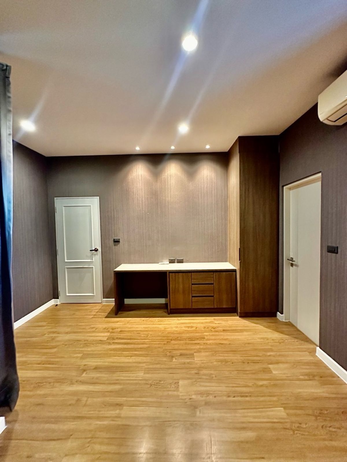 ขายบ้านเลียบทางด่วนรามอินทรา : หลังมุม แปลงใหญ่ หน้าบ้านทิศเหนือ  บิ้วอินท์ทั้งหลัง ลด 4  ล้าน เหลือเพียง 14.5 ล้าน