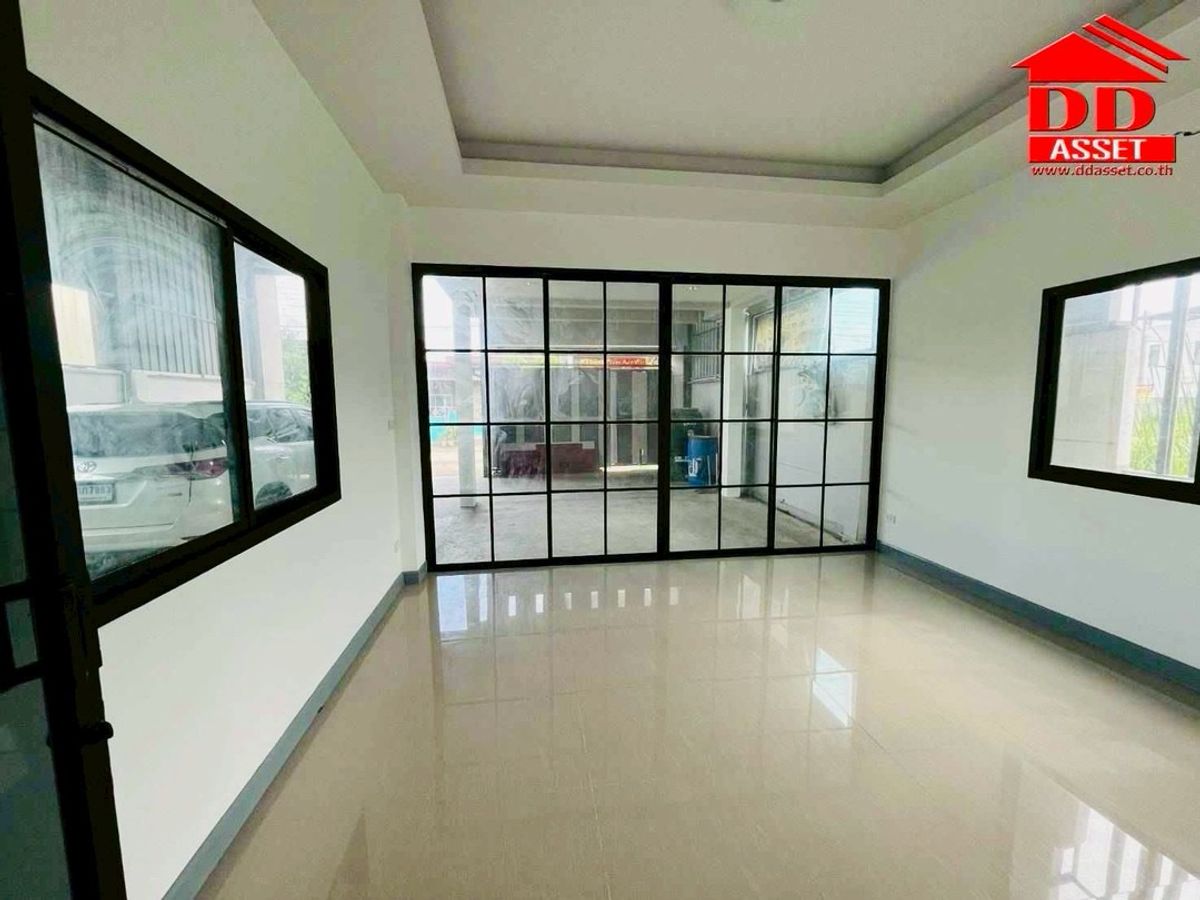 For SaleWarehousePathum Thani,Rangsit, Thammasat : Selling / rental warehouse, Lam Luk Ka Khlong 4, near the ring and the AC market. Property code: F8029