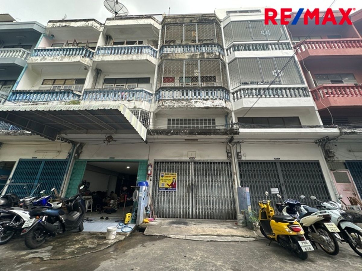 For SaleShop HousePinklao, Charansanitwong : Selling a commercial building, Charan Sanitwong 12, near MRT Charan 13, only 1 km. Light price 2.55 million