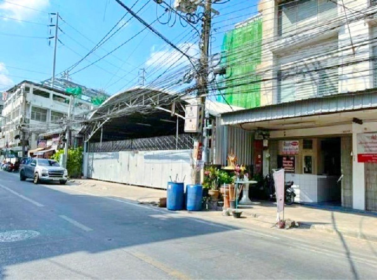 For RentWarehouseRattanathibet, Sanambinna : Tiwanon 34-40 MRT Nonthaburi Government Center For rent-sell 4 km owl warehouse with 2-storey office and office, 350 sq.m., Angela International Singapore 3 bedrooms.
