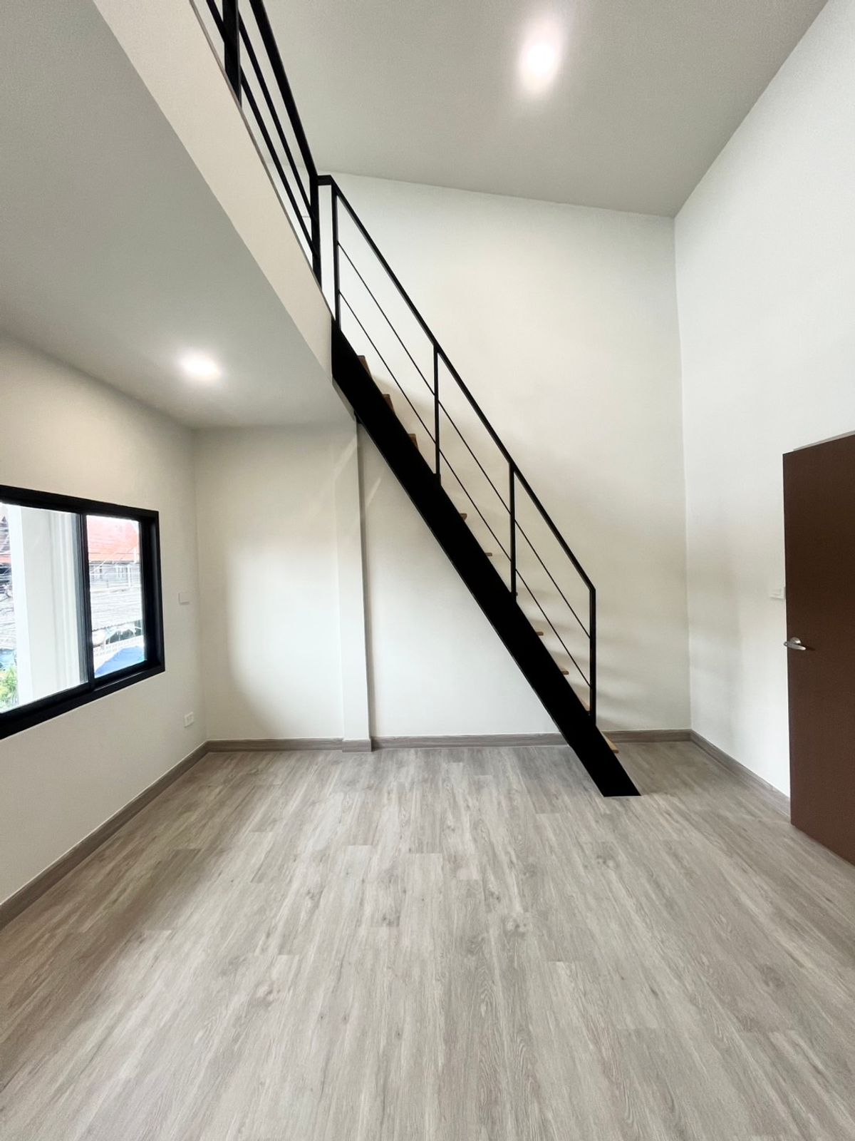 ขายทาวน์โฮมอ่อนนุช อุดมสุข : Modern townhouse Newly Renovated Near BTS Punnawithi and Suan Luang