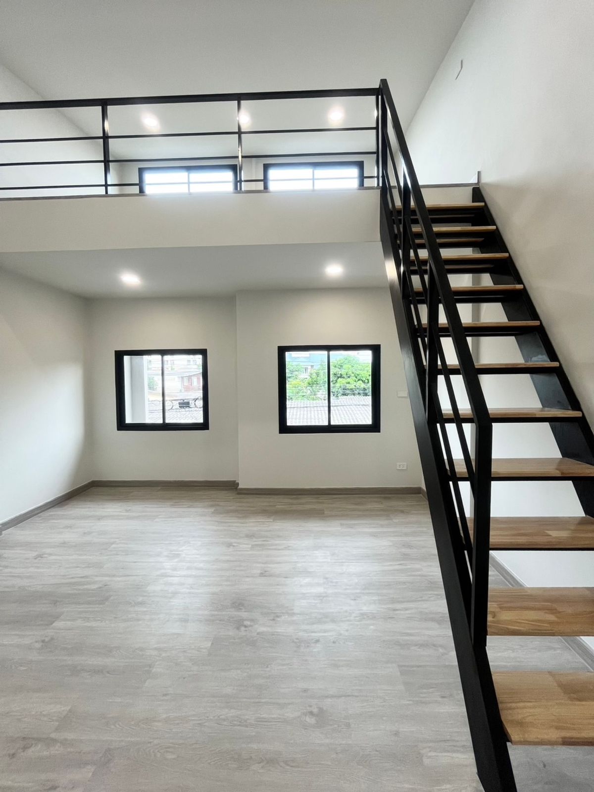 ขายทาวน์โฮมอ่อนนุช อุดมสุข : Modern townhouse Newly Renovated Near BTS Punnawithi and Suan Luang