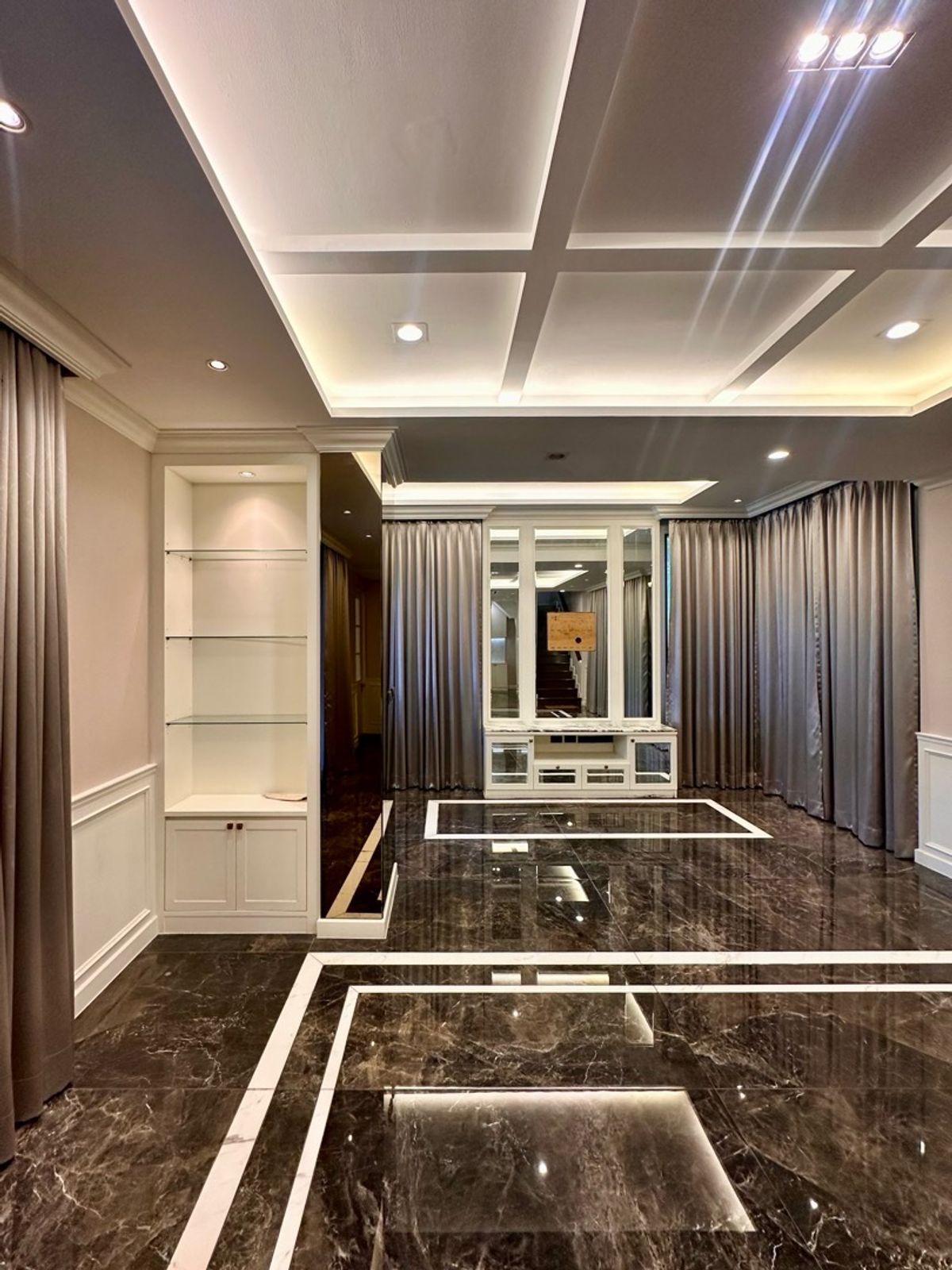 ขายบ้านเลียบทางด่วนรามอินทรา : หลังมุม แปลงใหญ่ หน้าบ้านทิศเหนือ  บิ้วอินท์ทั้งหลัง ลด 4  ล้าน เหลือเพียง 14.5 ล้าน