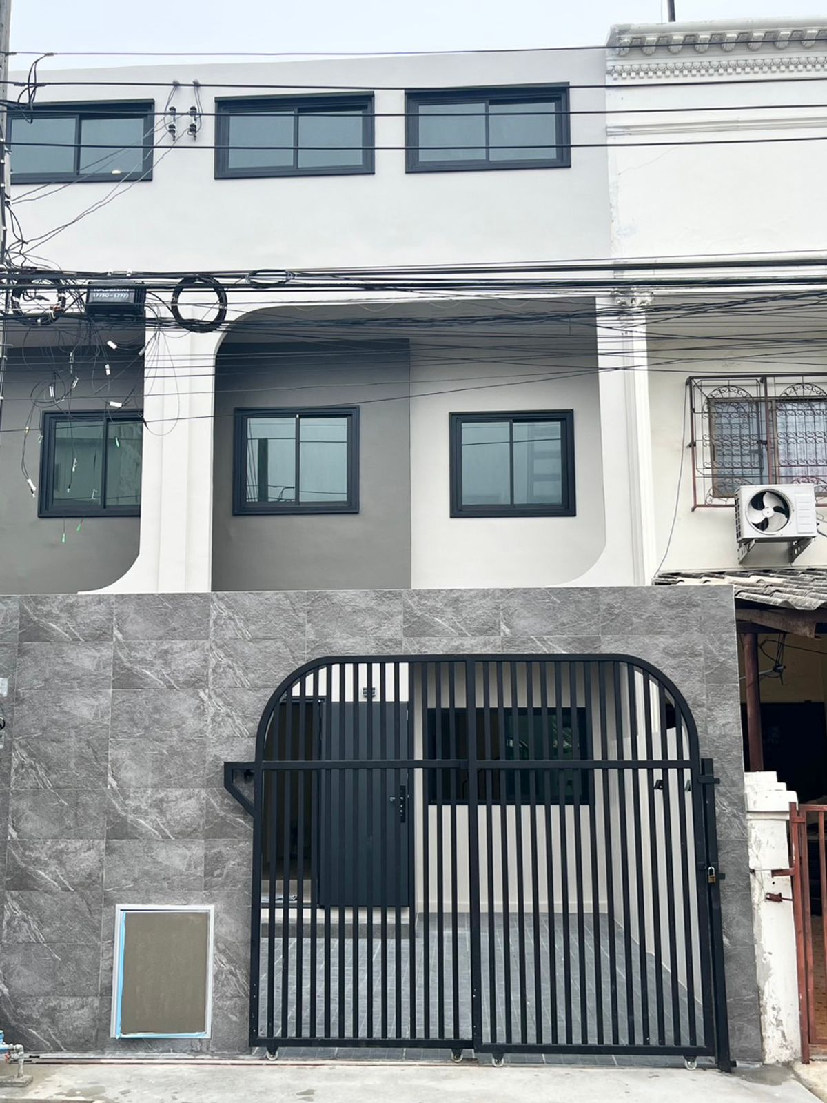 ขายทาวน์โฮมอ่อนนุช อุดมสุข : Modern townhouse Newly Renovated Near BTS Punnawithi and Suan Luang