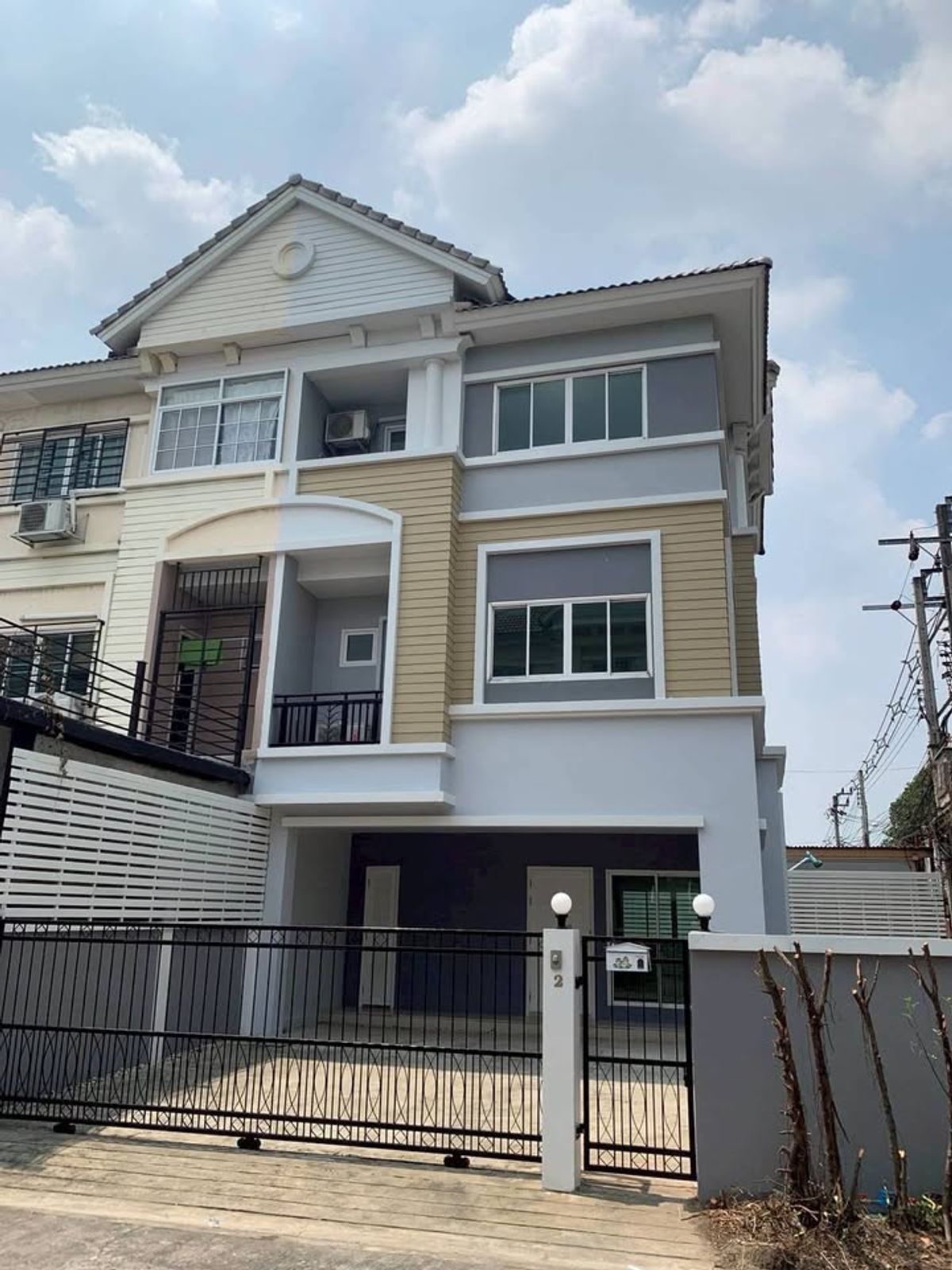 ขายบ้านลาดพร้าว101 แฮปปี้แลนด์ : ขายทาวน์โฮม 3 ชั้น หลังมุม ( ถนนเมน ) เนื้อที่ 42.2 ตรว. ถนนโพธิ์แก้ว แขวงคลองจั่น  เขตบางกะปิ จังหวัดกรุงเทพ