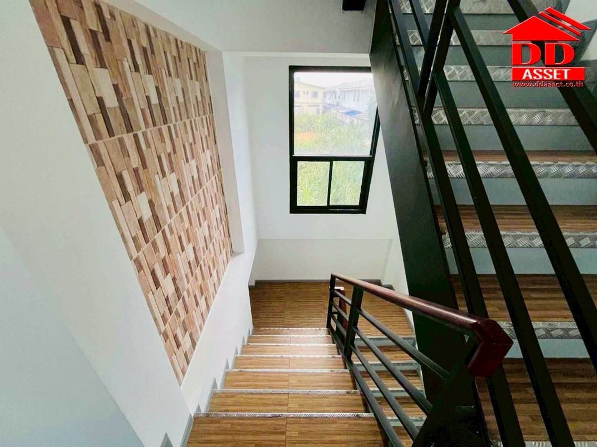 For SaleWarehousePathum Thani,Rangsit, Thammasat : Selling / rental warehouse, Lam Luk Ka Khlong 4, near the ring and the AC market. Property code: F8029