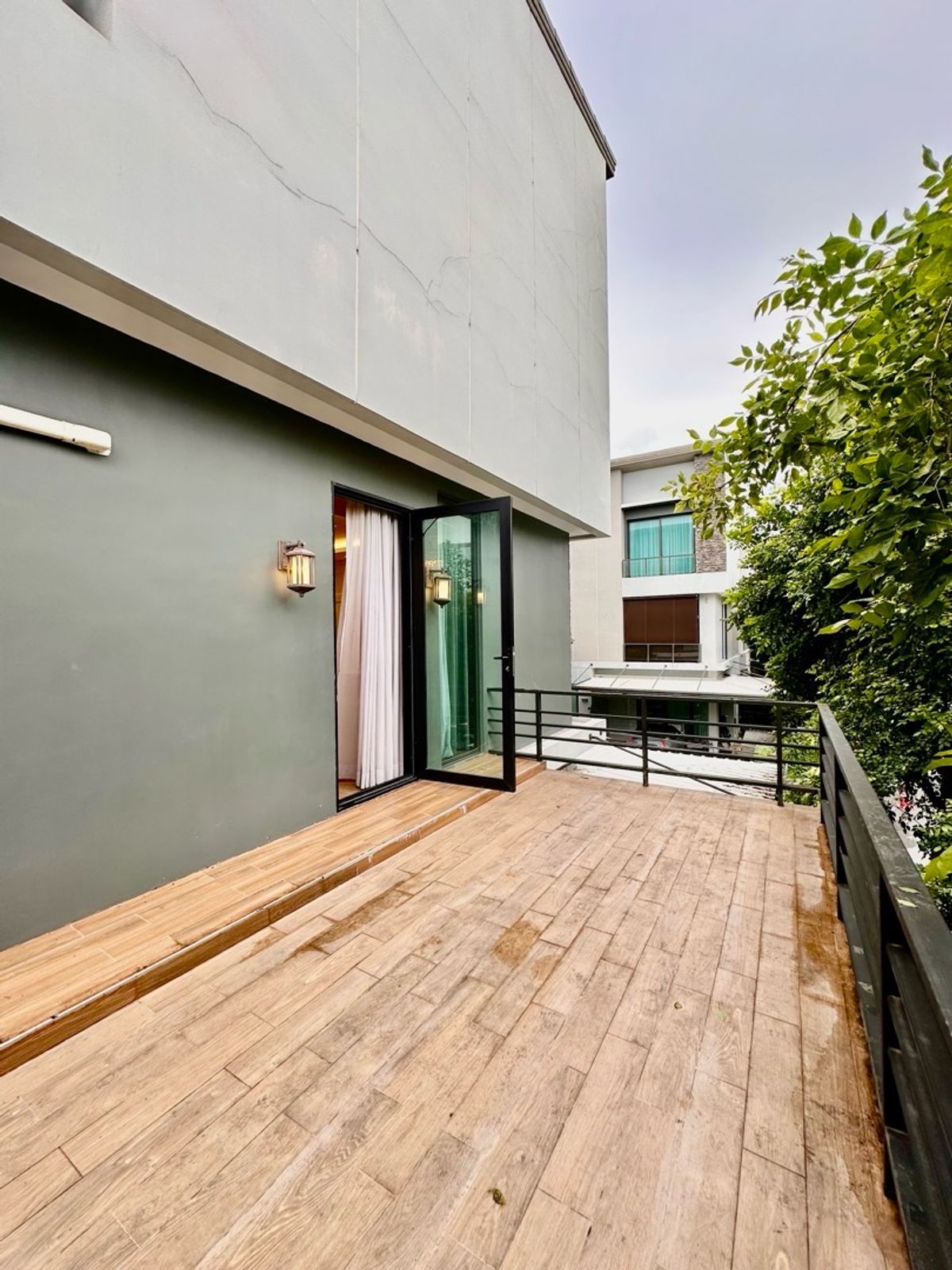 ขายบ้านเลียบทางด่วนรามอินทรา : หลังมุม แปลงใหญ่ หน้าบ้านทิศเหนือ  บิ้วอินท์ทั้งหลัง ลด 4  ล้าน เหลือเพียง 14.5 ล้าน