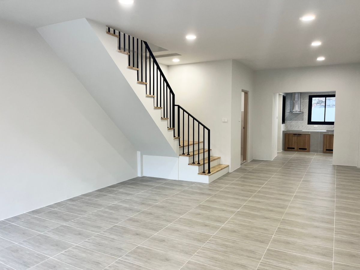 ขายทาวน์โฮมอ่อนนุช อุดมสุข : Modern townhouse Newly Renovated Near BTS Punnawithi and Suan Luang