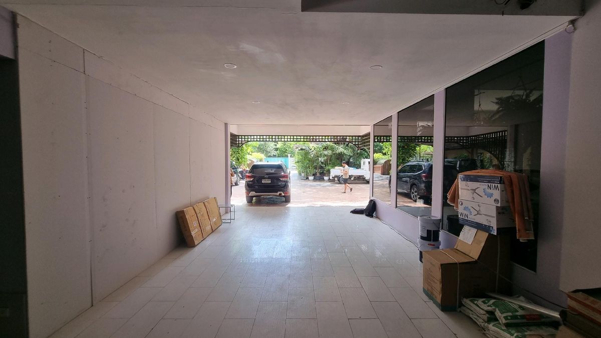 For RentRetail SpaceSukhumvit, Asoke, Thonglor : Retail Space for Rent in Phrom Phong 70 sqm.Prime Location | Ground Floor of a Beautiful Building | No Restaurants Allowed