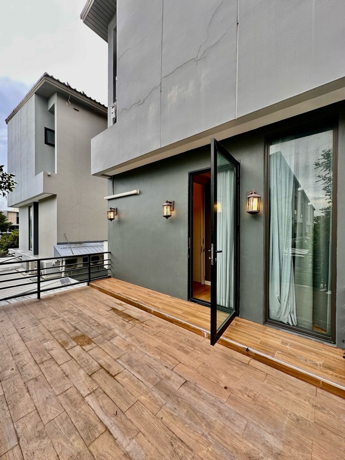 ขายบ้านเลียบทางด่วนรามอินทรา : หลังมุม แปลงใหญ่ หน้าบ้านทิศเหนือ  บิ้วอินท์ทั้งหลัง ลด 4  ล้าน เหลือเพียง 14.5 ล้าน