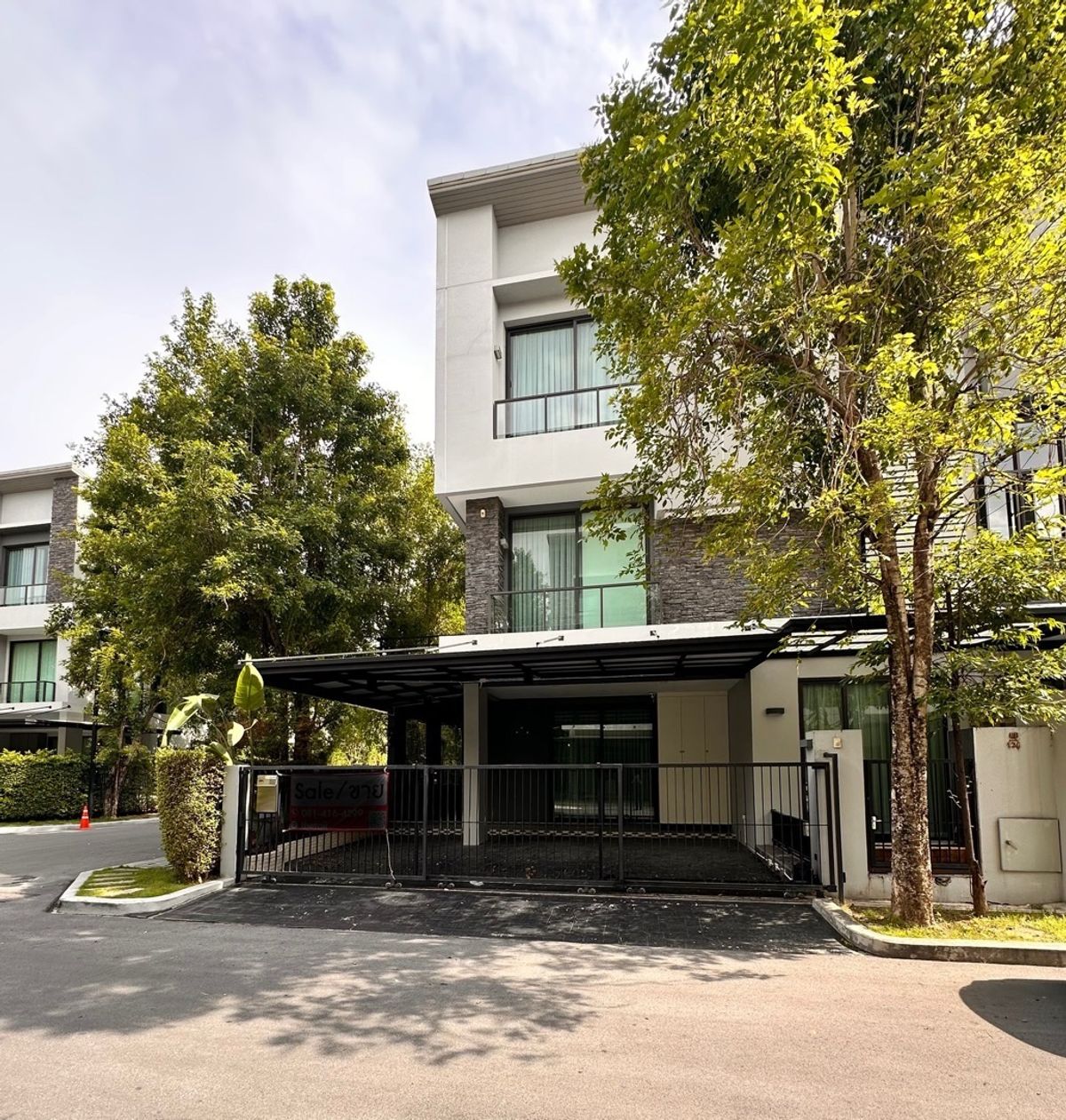 ขายบ้านเลียบทางด่วนรามอินทรา : หลังมุม แปลงใหญ่ หน้าบ้านทิศเหนือ  บิ้วอินท์ทั้งหลัง ลด 4  ล้าน เหลือเพียง 14.5 ล้าน