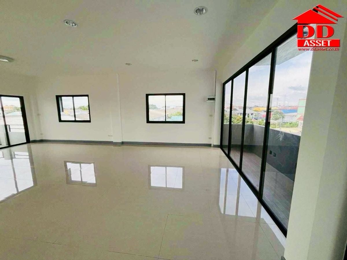 For SaleWarehousePathum Thani,Rangsit, Thammasat : Selling / rental warehouse, Lam Luk Ka Khlong 4, near the ring and the AC market. Property code: F8029