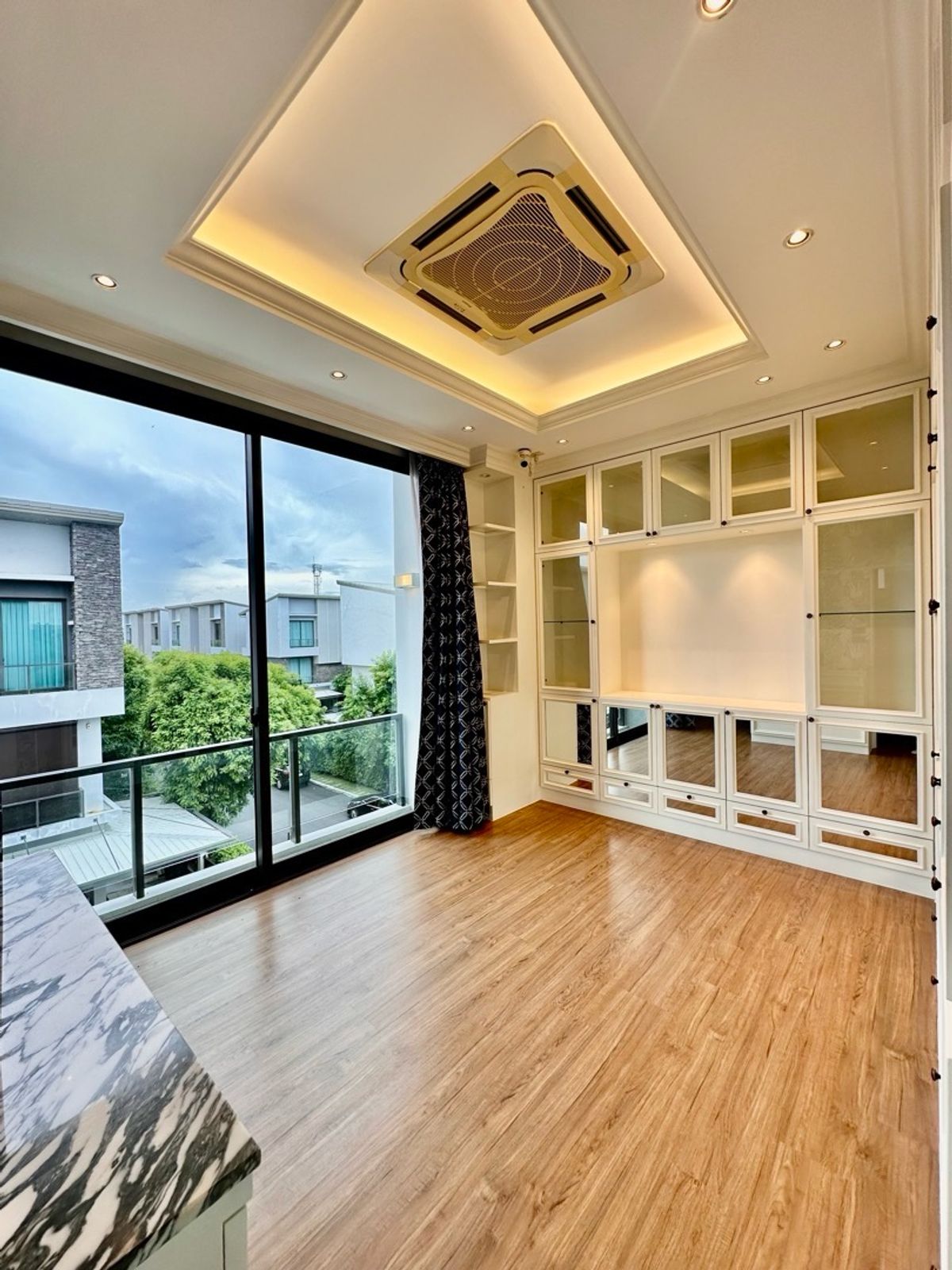 ขายบ้านเลียบทางด่วนรามอินทรา : หลังมุม แปลงใหญ่ หน้าบ้านทิศเหนือ  บิ้วอินท์ทั้งหลัง ลด 4  ล้าน เหลือเพียง 14.5 ล้าน