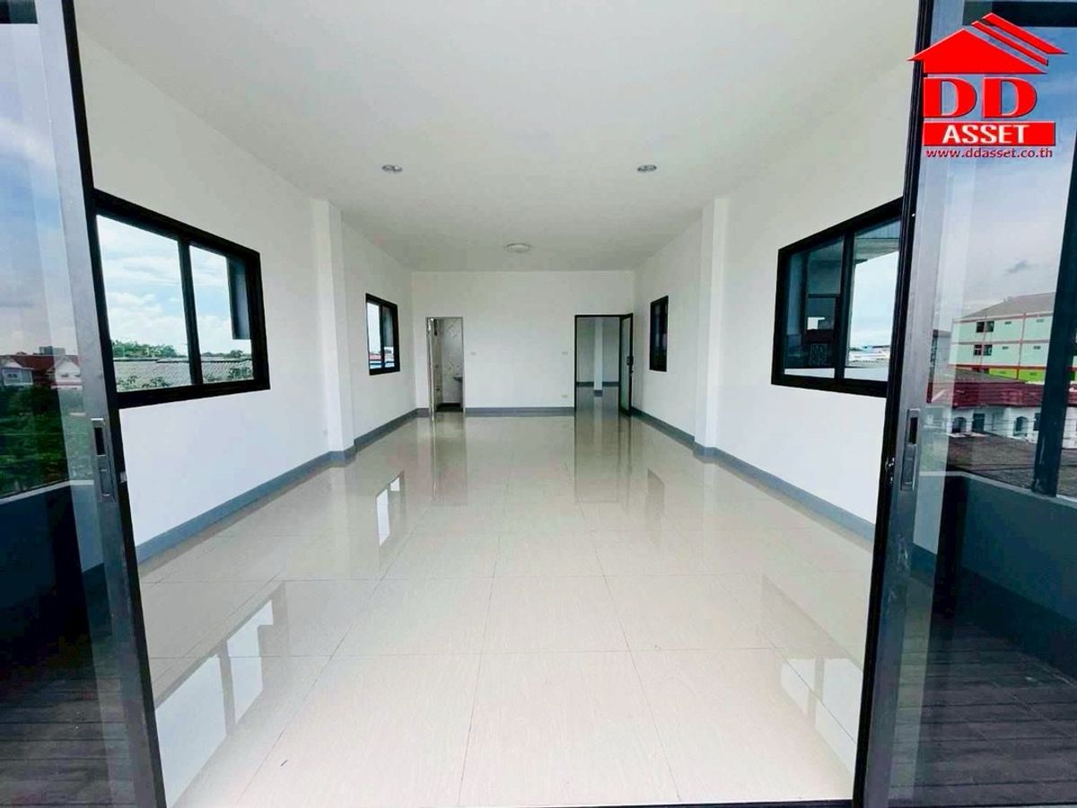 For SaleWarehousePathum Thani,Rangsit, Thammasat : Selling / rental warehouse, Lam Luk Ka Khlong 4, near the ring and the AC market. Property code: F8029