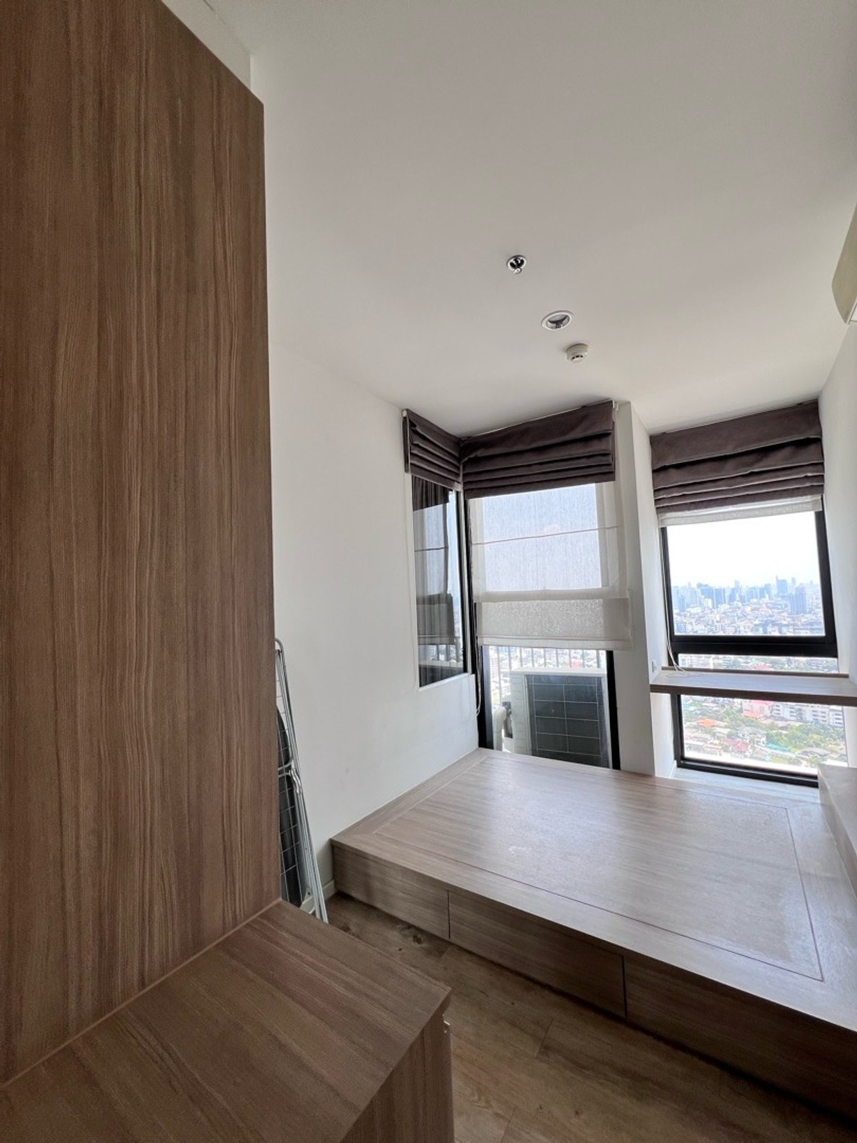 For SaleCondoLadprao, Central Ladprao : 📌Condo for sale: The Issara Lat Phrao, 1 bedroom, 1 bathroom, 35 sq m., selling for 2.85 MB, beautiful room, high floor, quiet, shady. Call: 088-753-2858 Prai