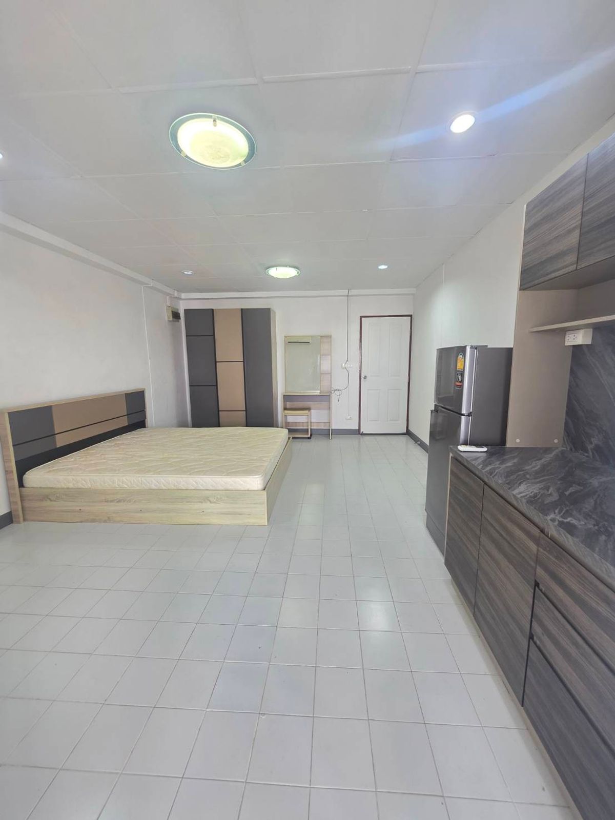 For SaleCondoSathorn, Narathiwat : High floor, Chao Phraya River view, Near BTS Saphan Taksin, only 4 km, near Terminal 21 Rama 3, 5 minutes walk.