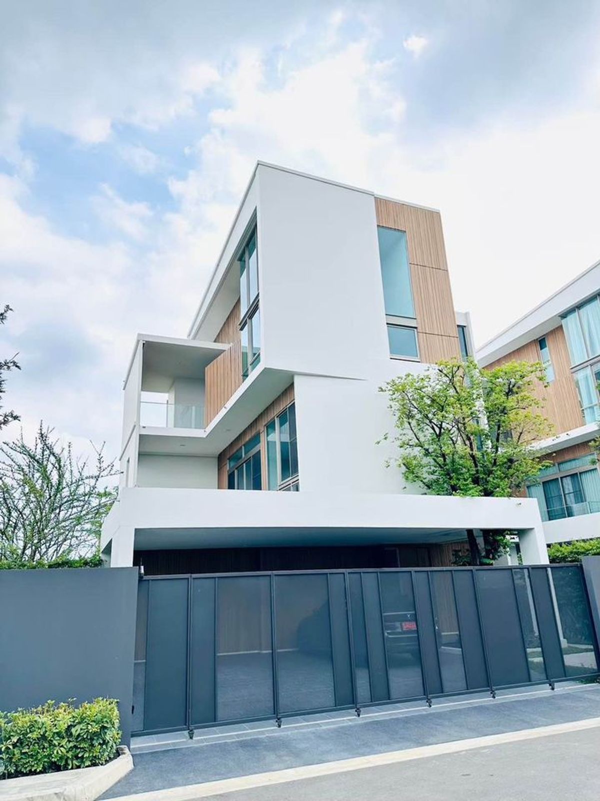 ขายบ้านพัฒนาการ ศรีนครินทร์ : ขายบ้านเดี่ยว 3 ชั้น VIVE RAMA 9 ดีไซน์ใหม่สไตล์ Modern Japanese บนถนนกรุงเทพกรีฑา บ้านมือ 1 สภาพใหม่ ไม่เคยเข้าอยู่ แถมฟรี! แบบตกแต่ง Interior Design พร้อมรองรับทุกการอยู่อาศัย รายละเอียดตัวบ้าน ที่ดิน 94.5 ตร.วา  หลังมุม หน้าไม่ติดบ้านใคร พื้นที่ใช้สอย 