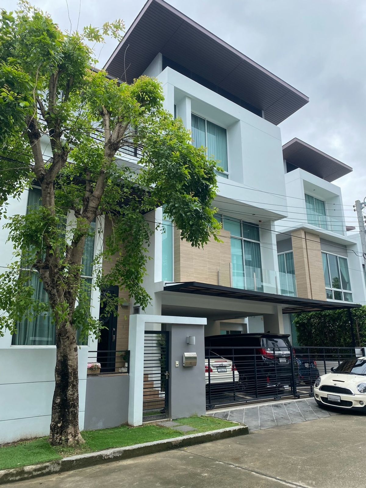 For RentHousePattanakan, Srinakarin : 3-storey house with beautiful decorative furniture for rent in Krungthep Kreetha-Srinakarin Close to the Wellington International School, only 3.2 km.