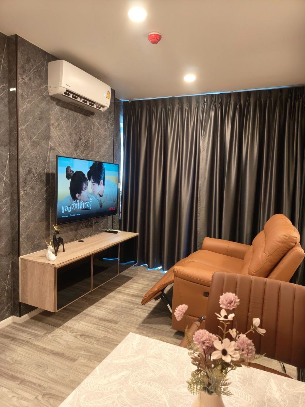 ให้เช่าคอนโดอ่อนนุช อุดมสุข : ✦ ให้เช่า Ikon Sukhumvit77 >> ห้อง 1 Bedroom + 1 Livingroom 30 ตร.ม. ✦ เฟอร์+เครื่องใช้ไฟฟ้าครบ smart TV LG, โซฟาหนังปรับระดับ, ที่นอน Steven ★// ราคาเพียง 14,500 บาท/เดือน //🌟🌟
