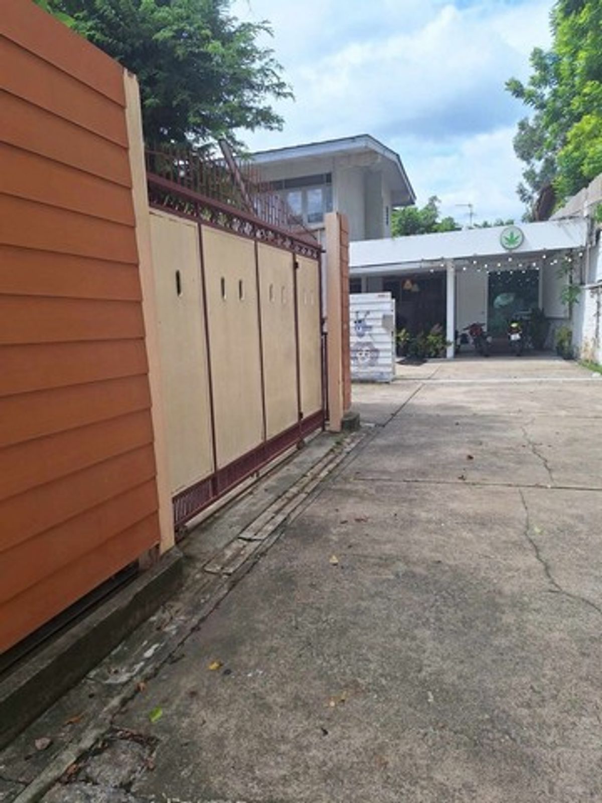 For SaleLandSukhumvit, Asoke, Thonglor : [Selling] 2 plots of land next to Sukhumvit Road 65-65/1 | 178 sq.w. | With 2 houses | 650,000 baht per square wah