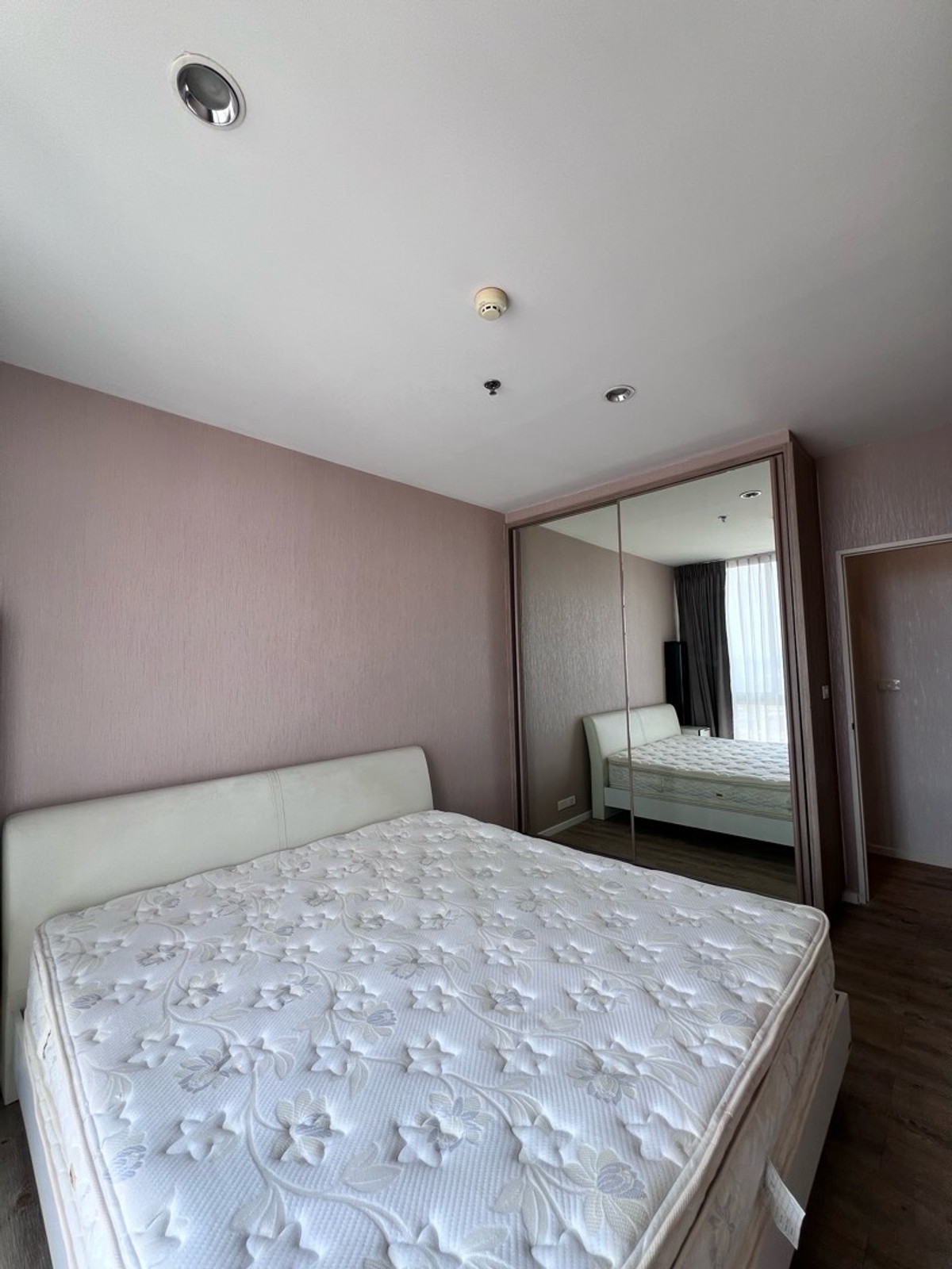 For SaleCondoLadprao, Central Ladprao : 📌Condo for sale: The Issara Lat Phrao, 1 bedroom, 1 bathroom, 35 sq m., selling for 2.85 MB, beautiful room, high floor, quiet, shady. Call: 088-753-2858 Prai