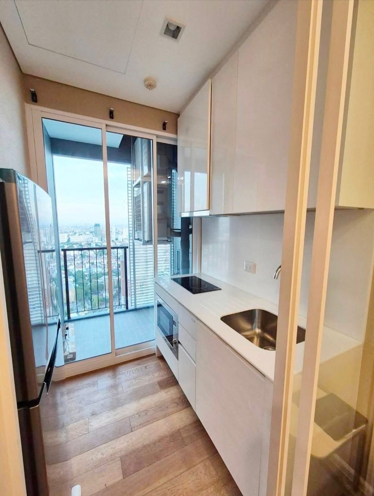 For SaleCondoLadprao, Central Ladprao : Condo, good location! Near both MRT and BTS! In the heart of the city, Ladprao area that is quiet, like not in the city The trees are shady, very good location, tangible price. Dont miss! Interested contact 0876358339