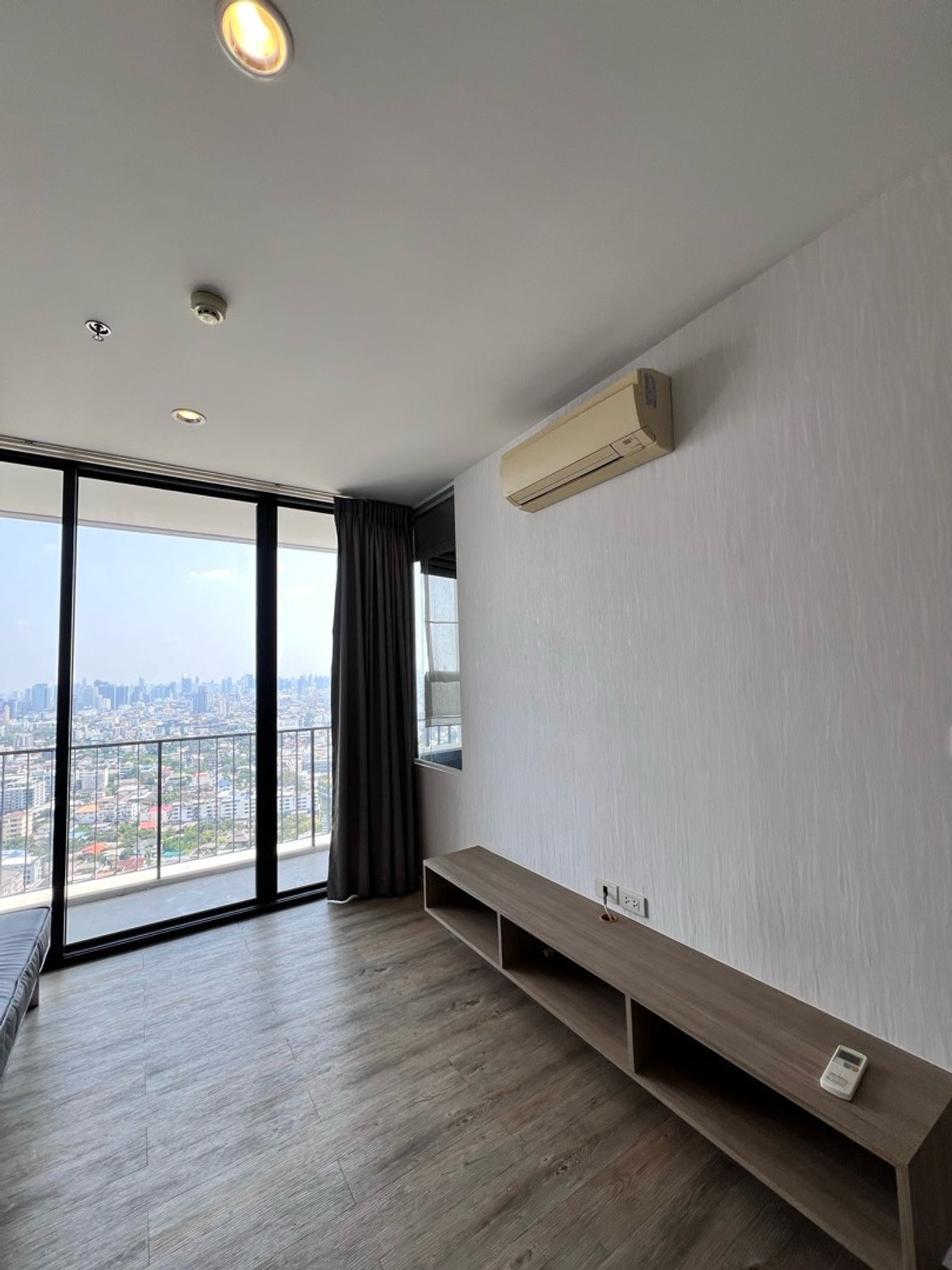 For SaleCondoLadprao, Central Ladprao : 📌Condo for sale: The Issara Lat Phrao, 1 bedroom, 1 bathroom, 35 sq m., selling for 2.85 MB, beautiful room, high floor, quiet, shady. Call: 088-753-2858 Prai
