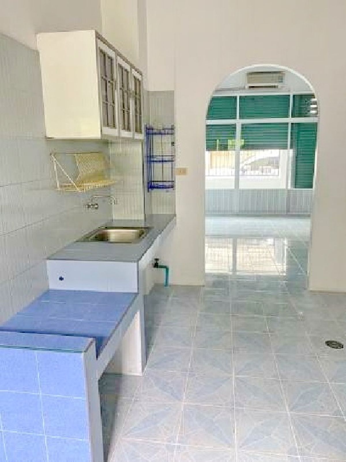 For RentTownhomePattaya, Bangsaen, Chonburi : Robinson Island, Sriracha 1 km. Rent a 3 -story townhome with a roof 18 sq.w. 210 sqm.