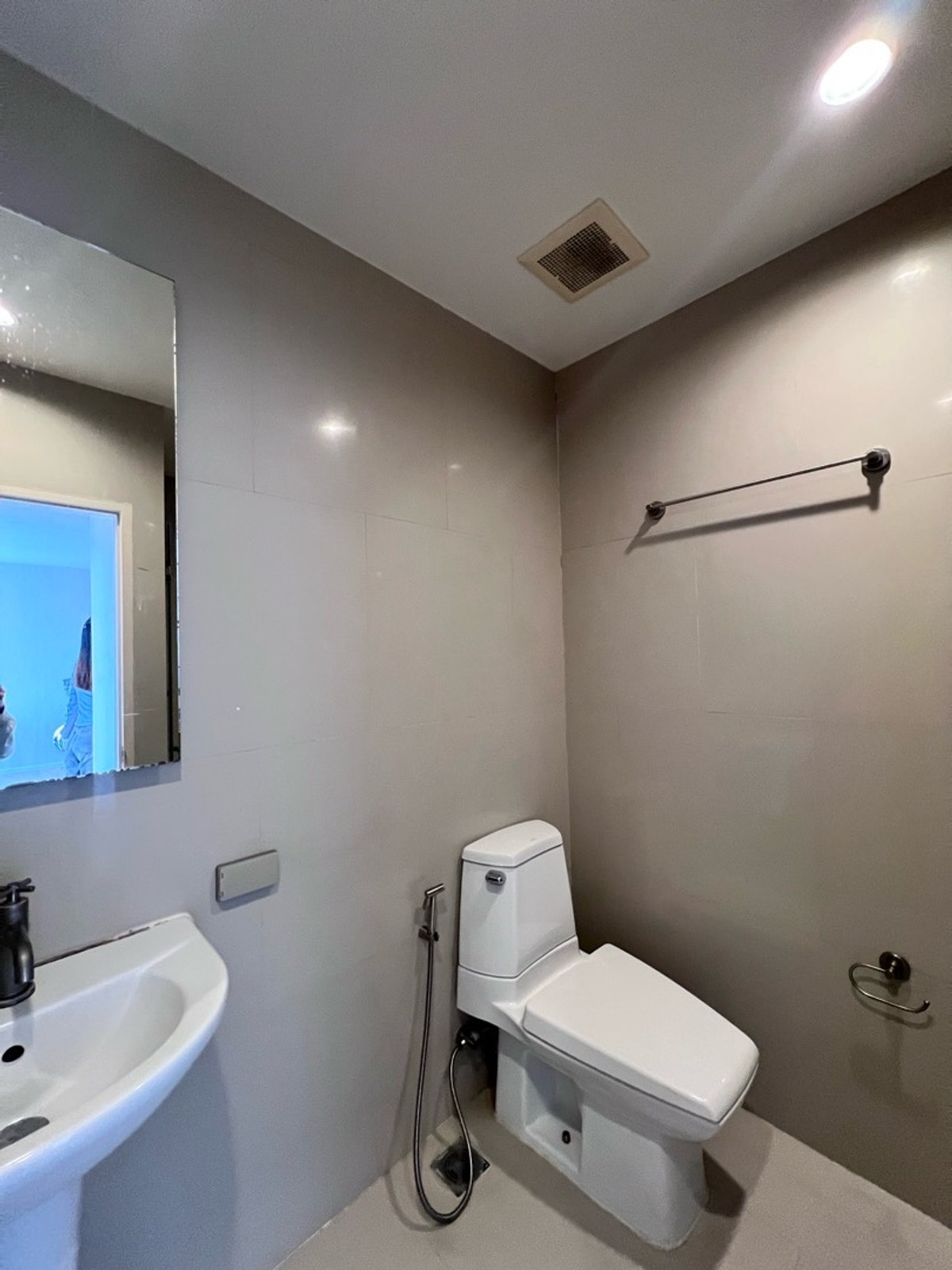 For SaleCondoLadprao, Central Ladprao : 📌Condo for sale: The Issara Lat Phrao, 1 bedroom, 1 bathroom, 35 sq m., selling for 2.85 MB, beautiful room, high floor, quiet, shady. Call: 088-753-2858 Prai